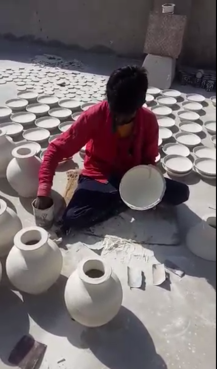 Artisan façonnant des pièces de céramique avant leur décoration