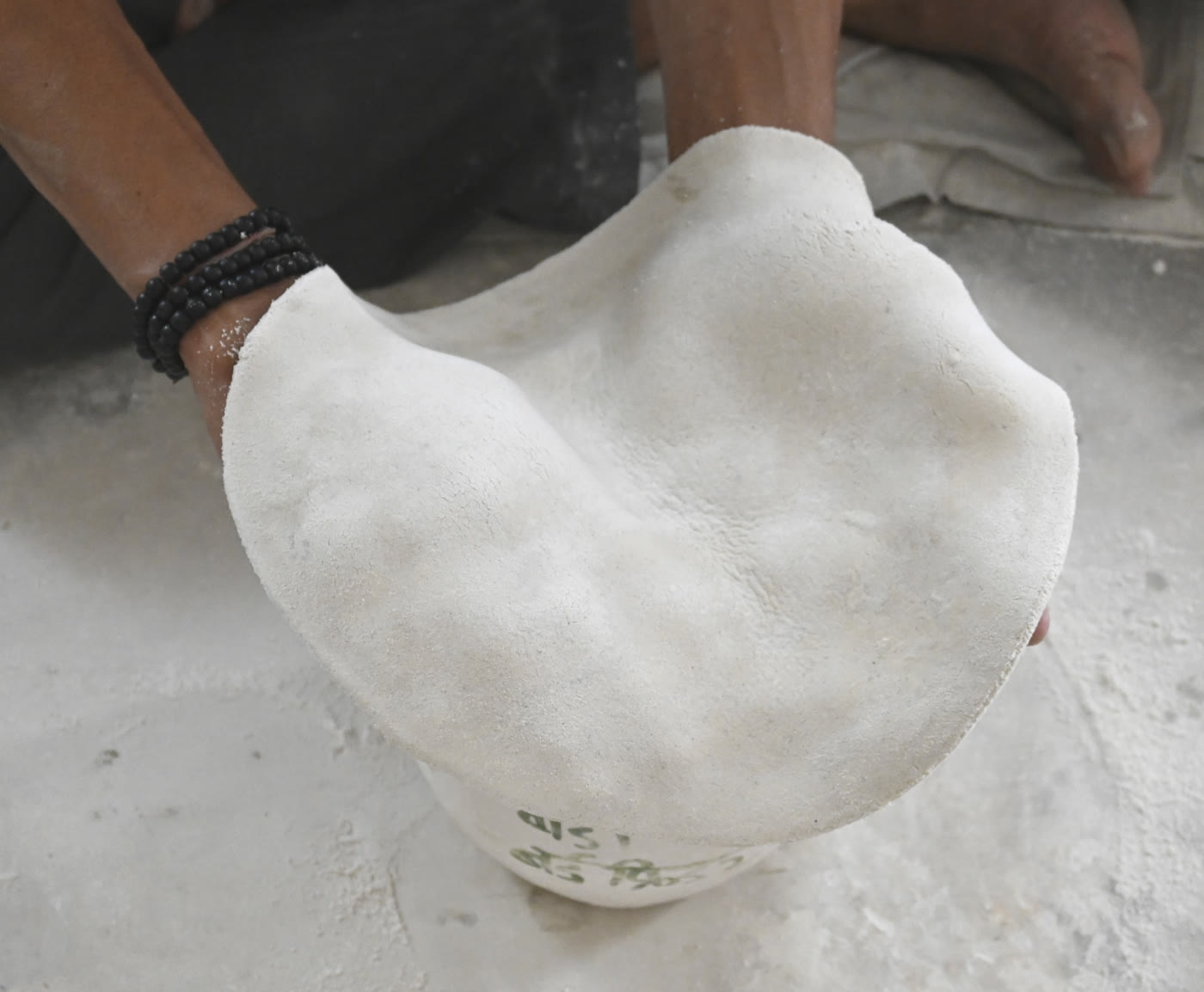 Artisan donnant sa forme à une grande pièce de céramique