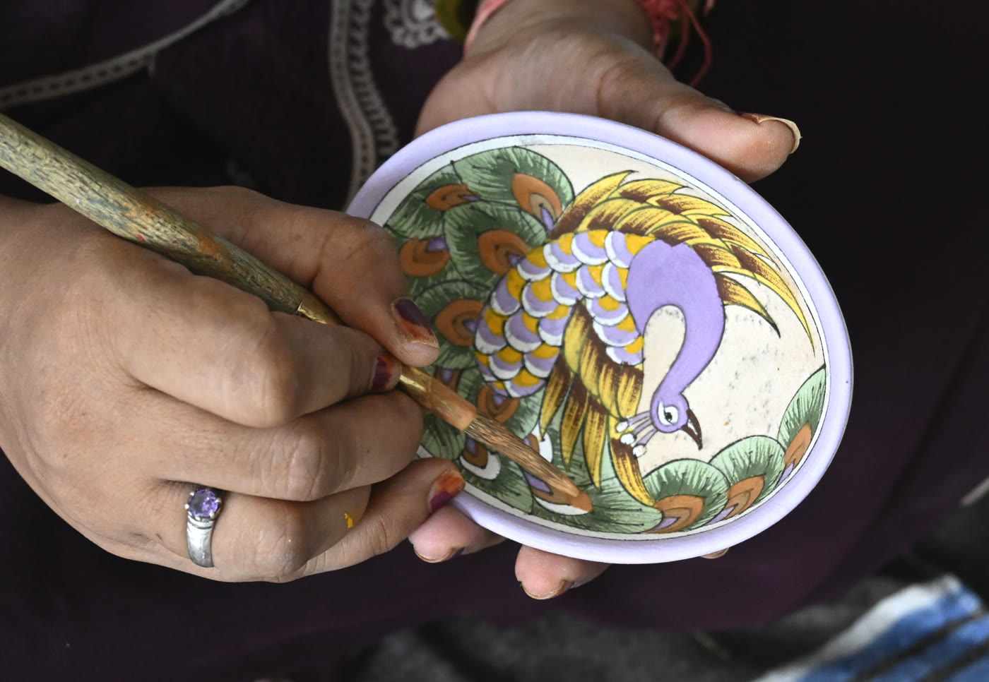 Peinture à la main d'un paon aux couleurs éclatantes