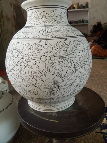 Vase aux motifs floraux tracés avant la mise en couleur