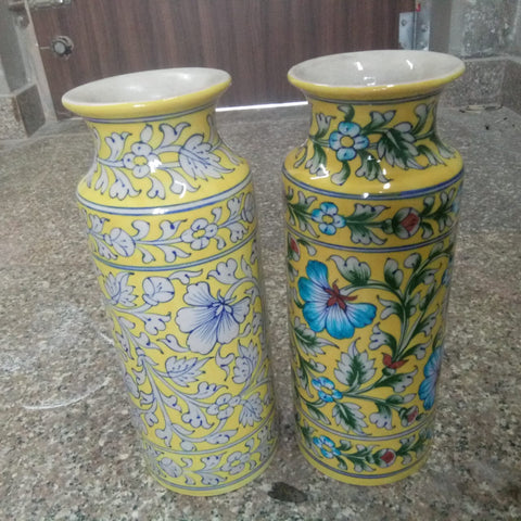 Deux vases à différentes étapes de leur décoration