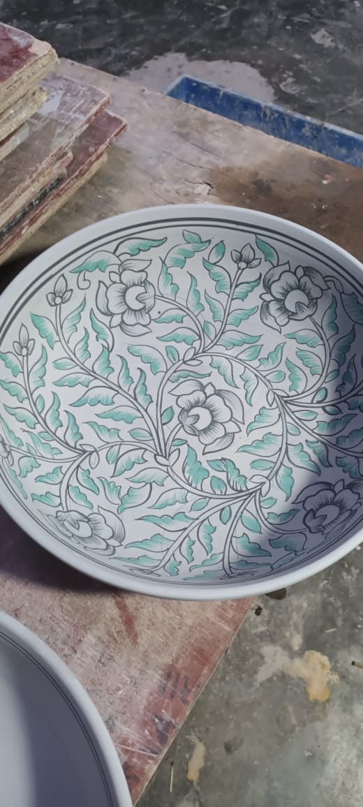 Motif floral dessiné et peint à la main sur une assiette