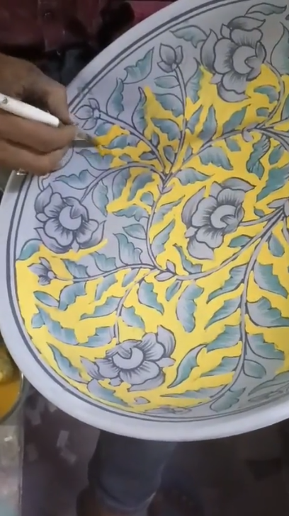 Mise en couleur minutieuse d'un motif floral