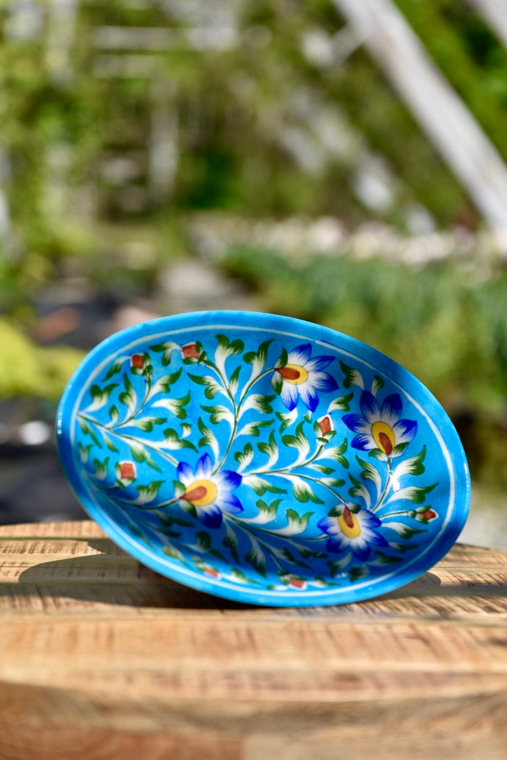 Assiette ovale turquoise aux motifs floraux