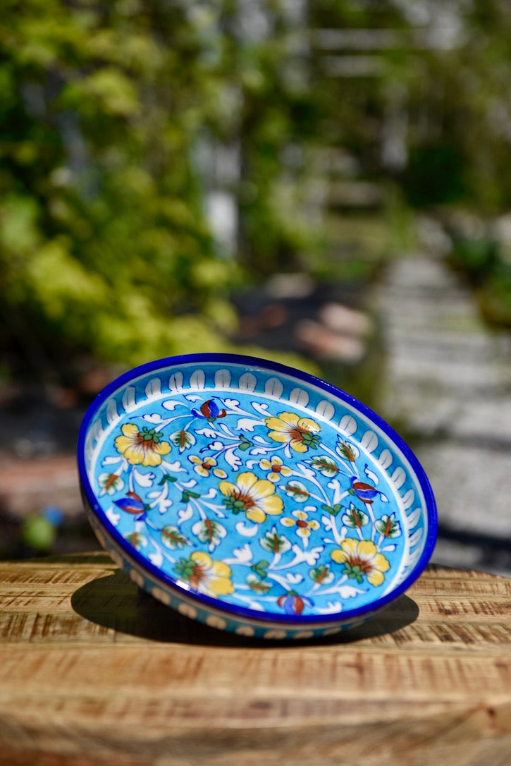 Assiette ronde turquoise aux motifs floraux