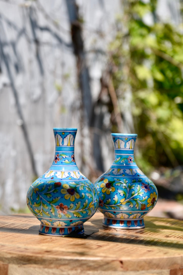 Deux petits vases turquoise aux motifs floraux