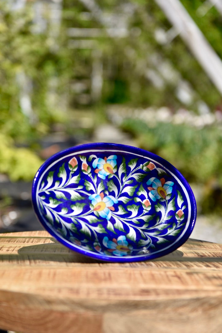 Assiette bleu foncé décorée de fleurs colorées