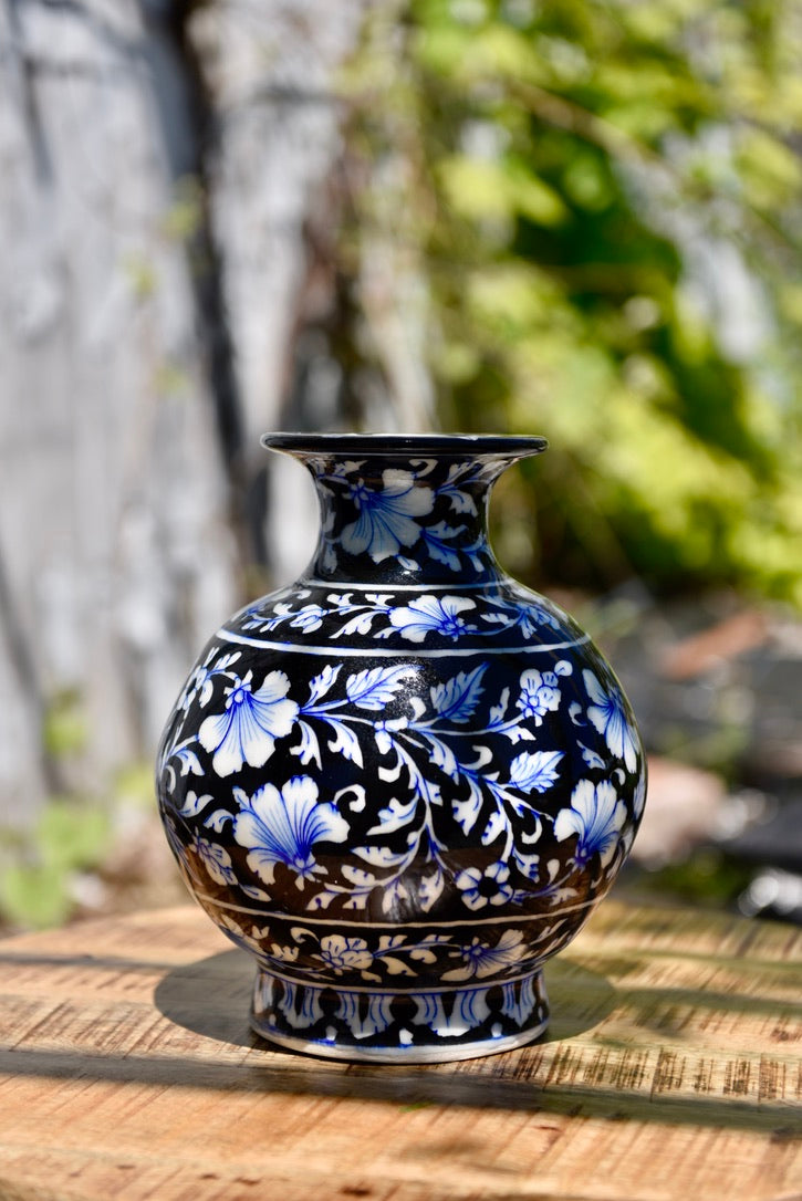 Grand vase sombre décoré de fleurs blanches et bleues
