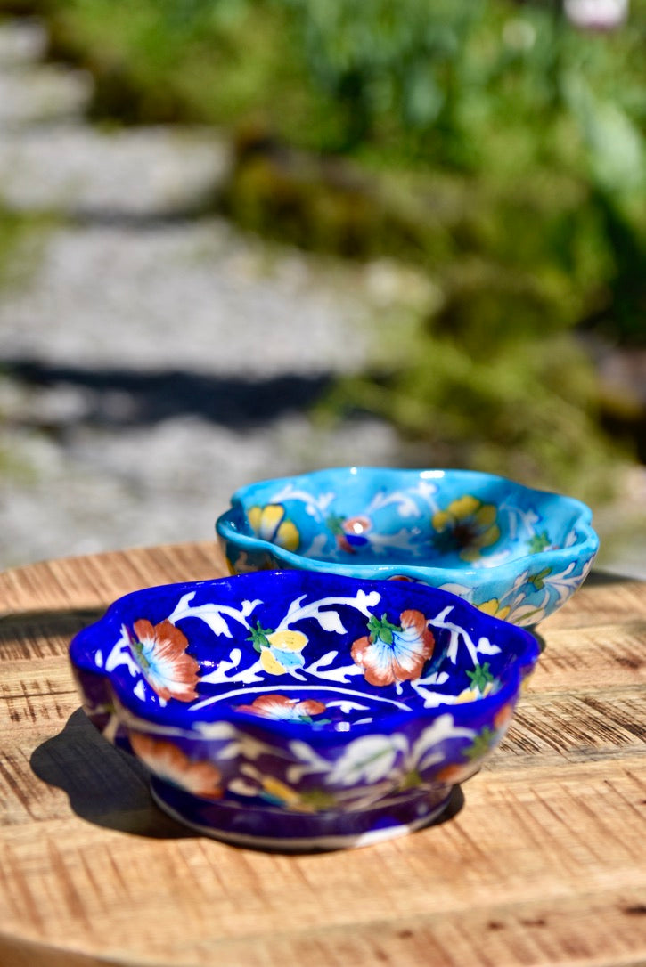 Petit bol bleu en forme de fleur