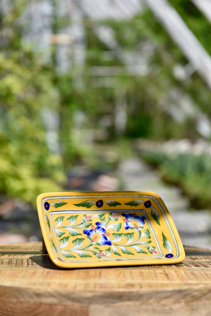 Petite assiette jaune rectangulaire aux motifs floraux