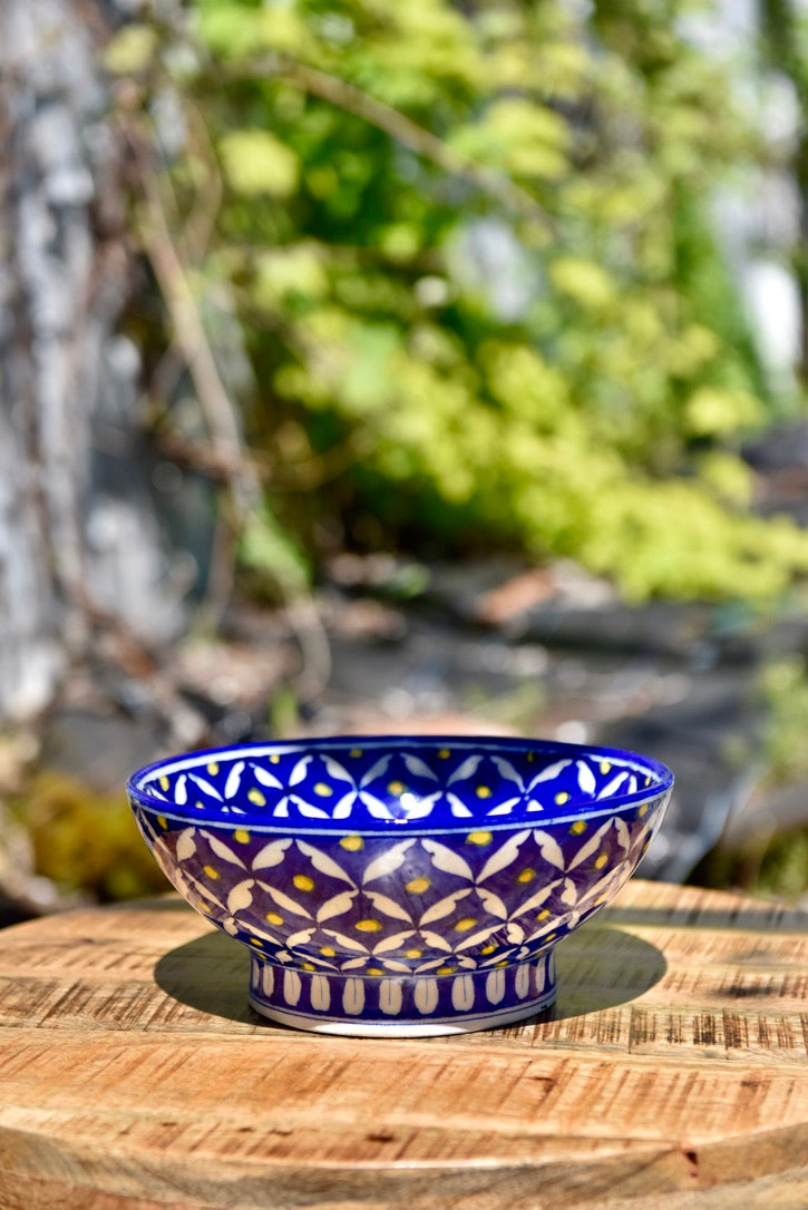 Bol aux motifs géométriques bleus, blancs et jaunes