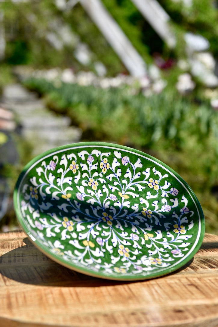Assiette verte ornée de petites fleurs colorées