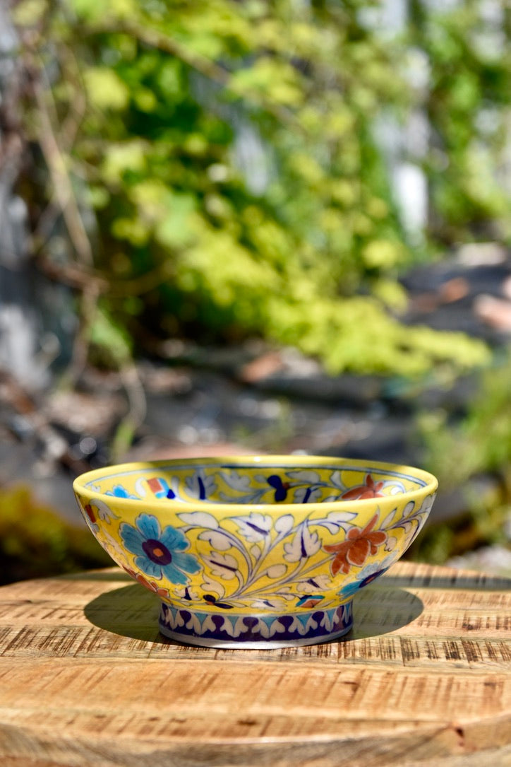 Grand bol jaune décoré de motifs bleus et rouges