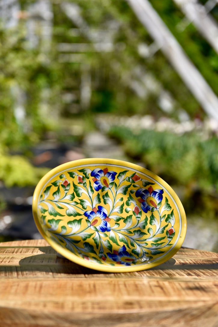 Assiette jaune décorée de fleurs multicolores