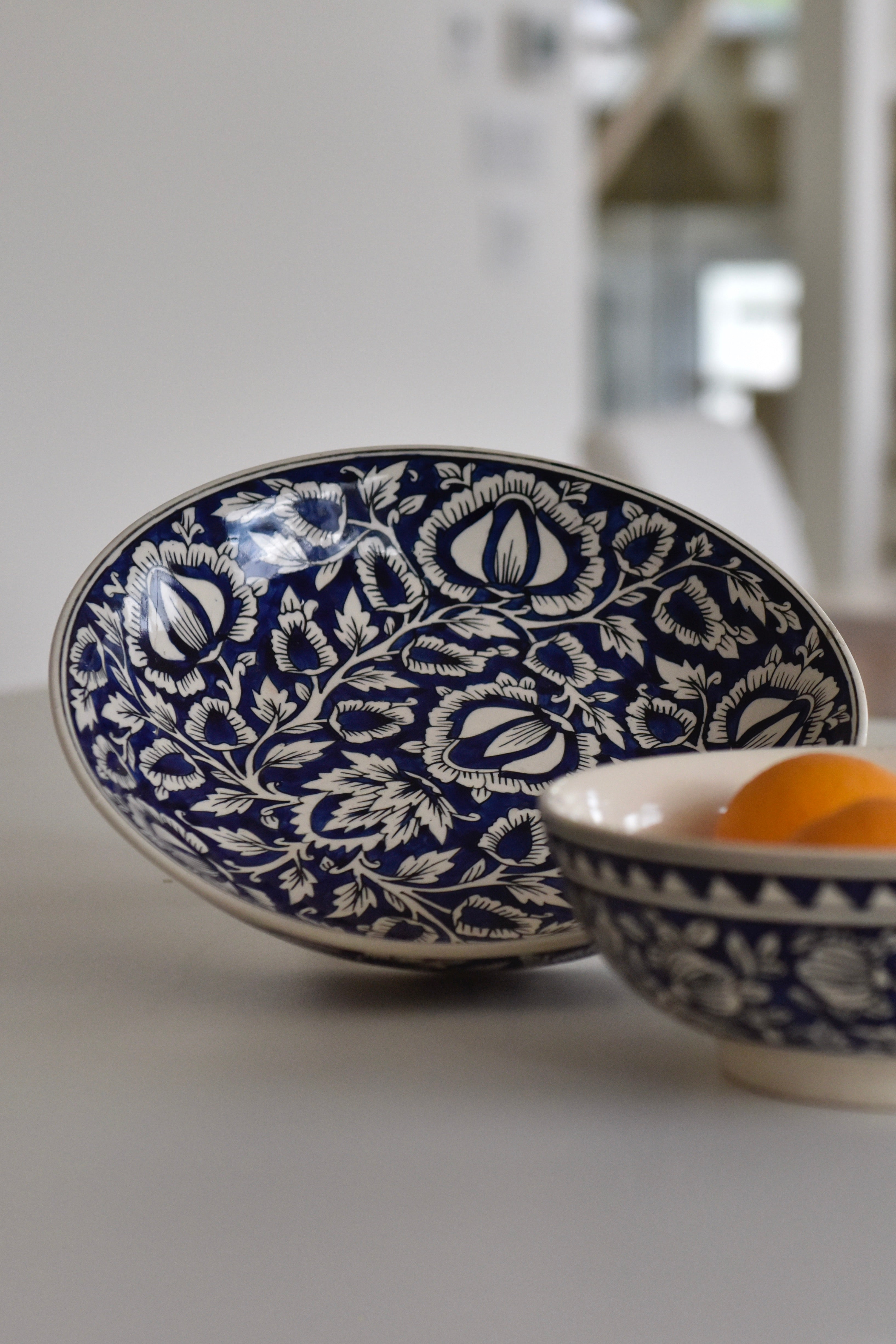 Assiette bleu profond ornée d’arabesques blanches
