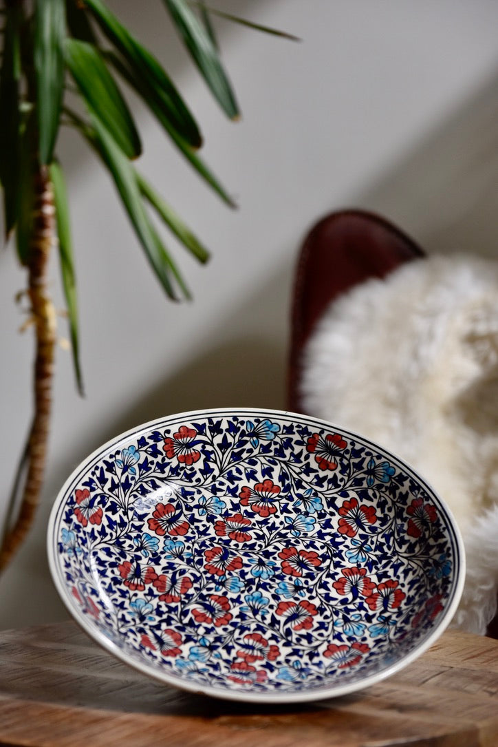 Assiette aux motifs floraux rouges, bleus et turquoise
