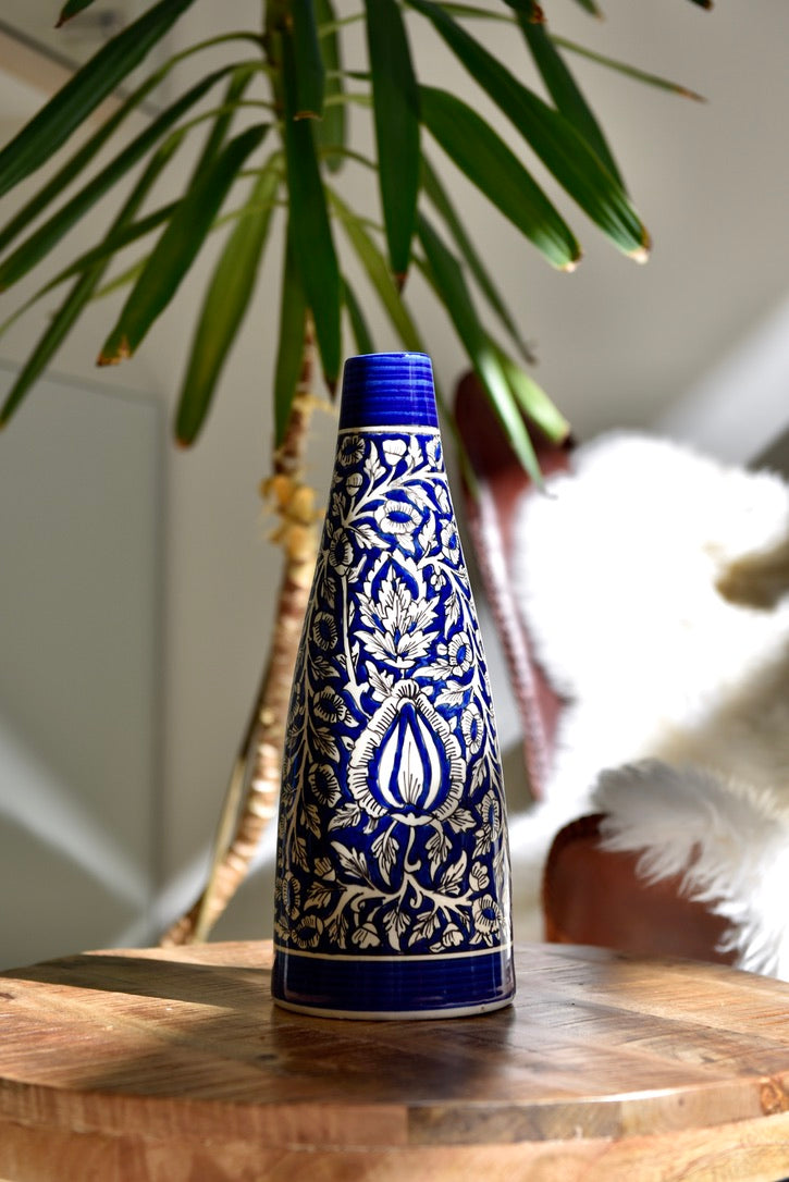 Vase bleu et blanc orné de motifs floraux
