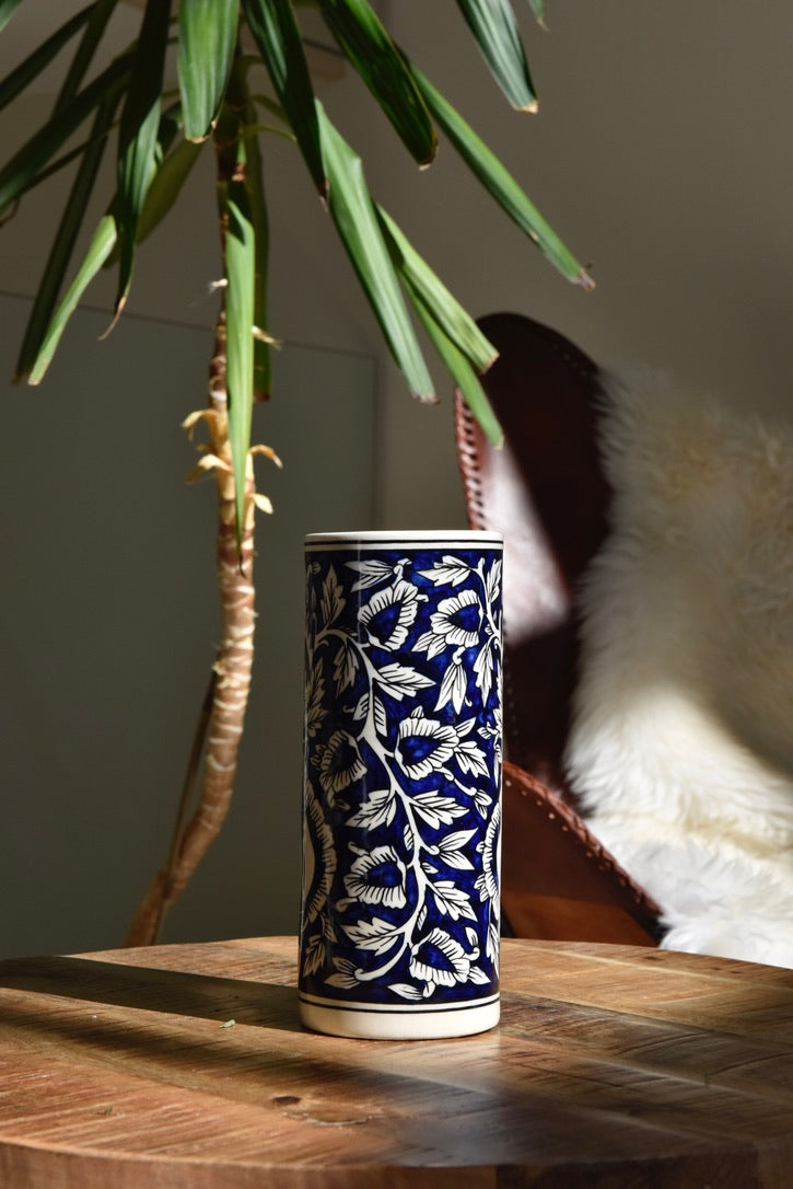 Petit vase cylindrique bleu aux motifs blancs