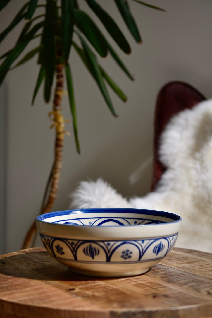 Bol blanc orné d’un motif floral bleu