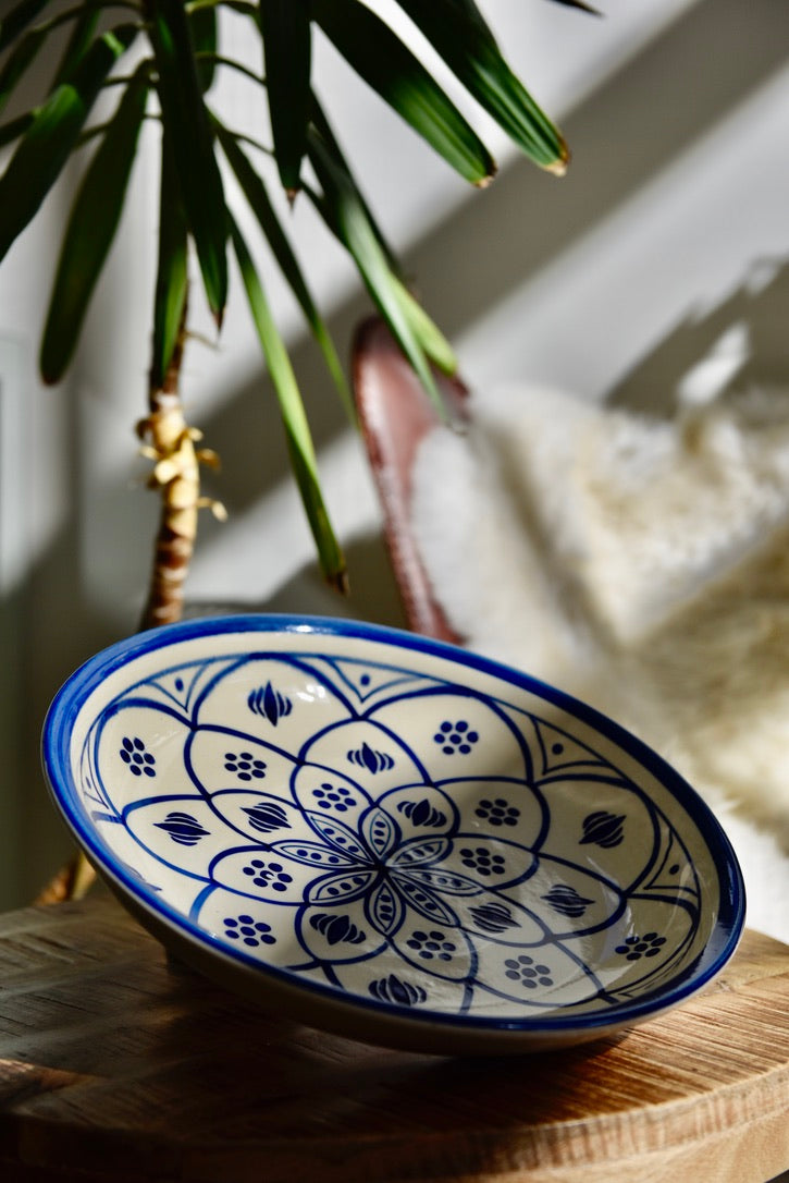Assiette blanche ornée d’un motif floral bleu