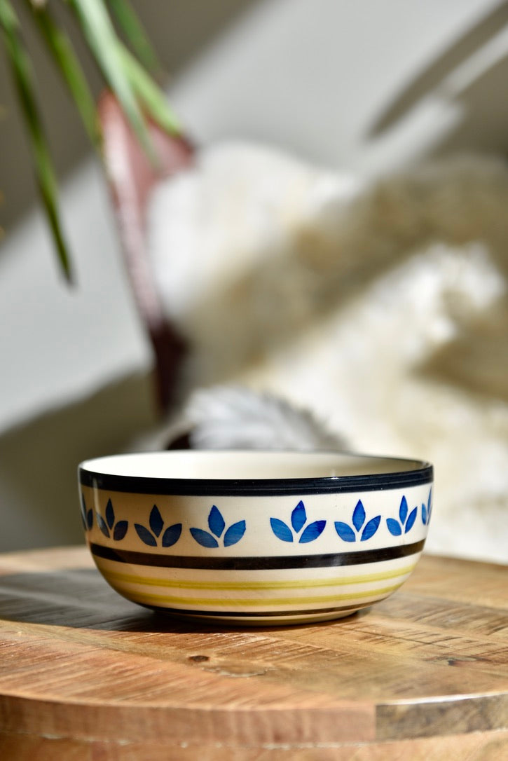 Bol blanc décoré de fleurs bleues