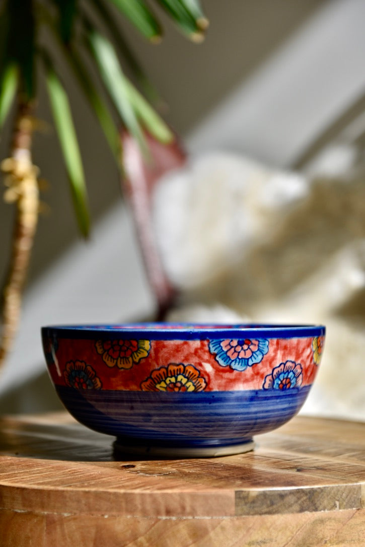 Bol coloré aux motifs floraux