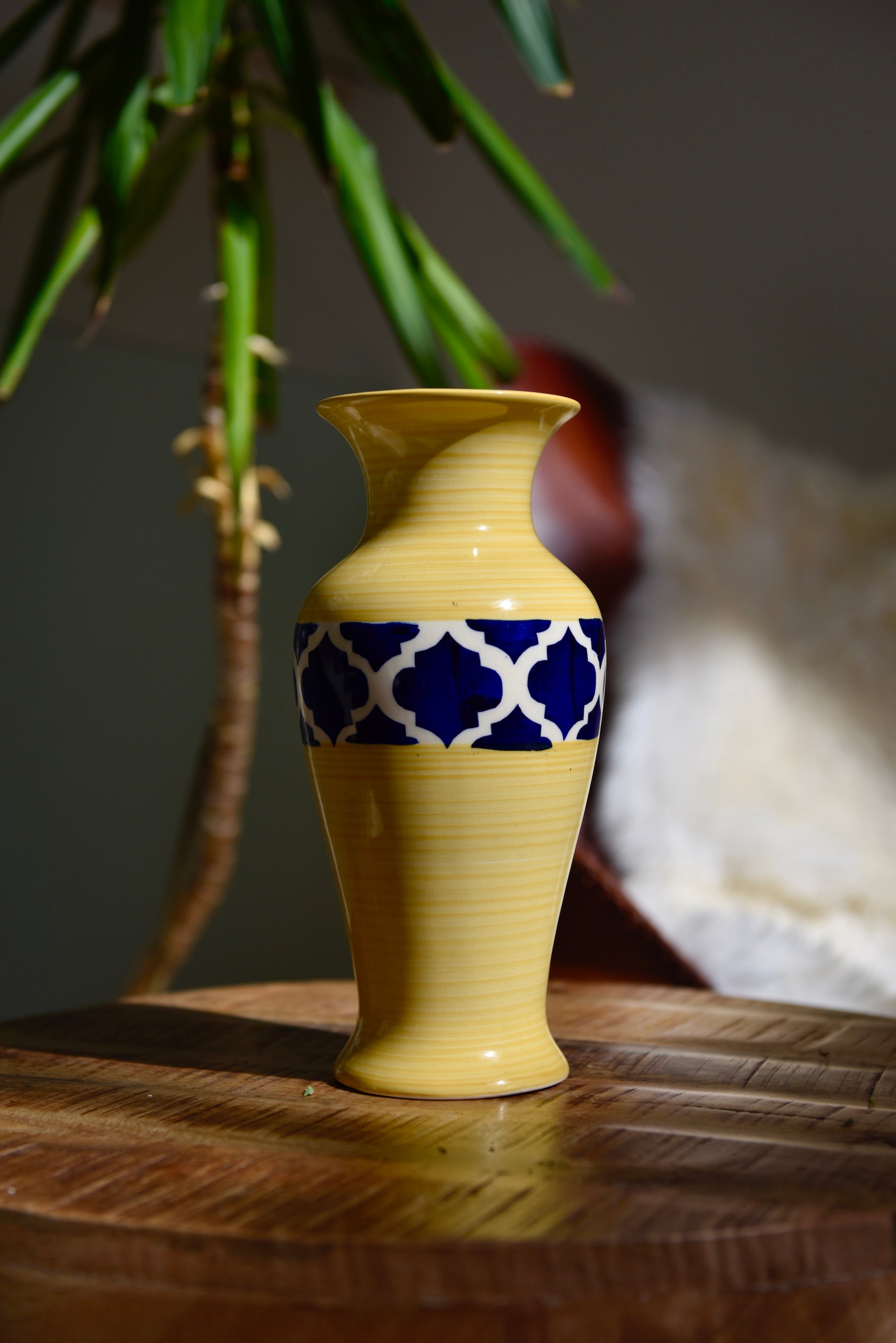 Vase jaune et bleu décoré d’arabesques blanches