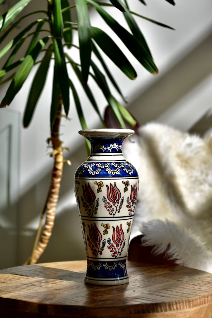 Vase aux motifs géométriques et floraux multicolores