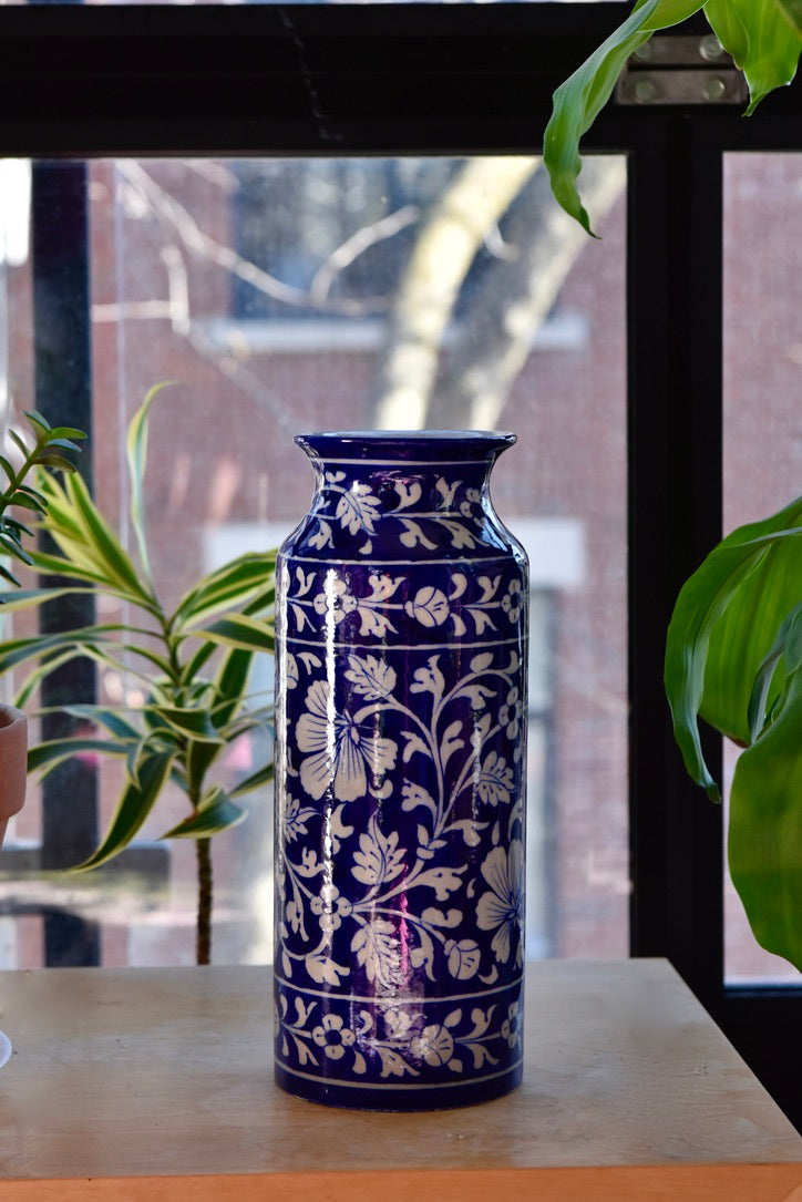 Vase Bouteille bleu élancé orné d’arabesques blanches