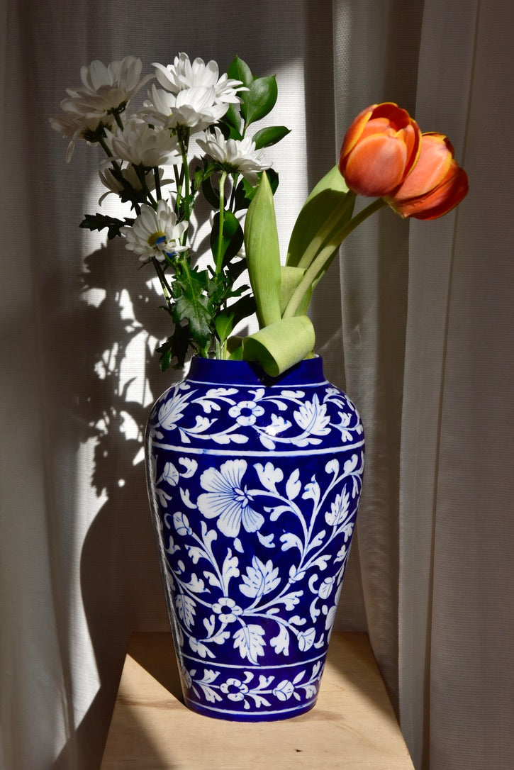 Vase Handiya bleu orné de motifs floraux blancs