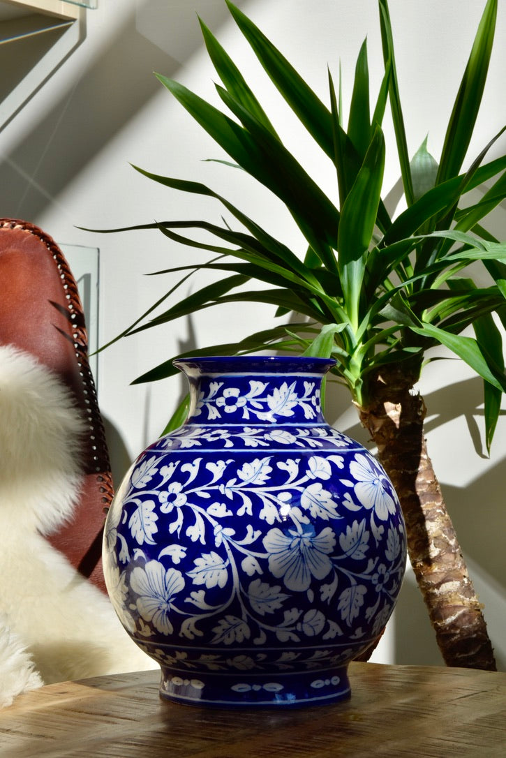 Vase Matka bleu arrondi orné de motifs floraux blancs