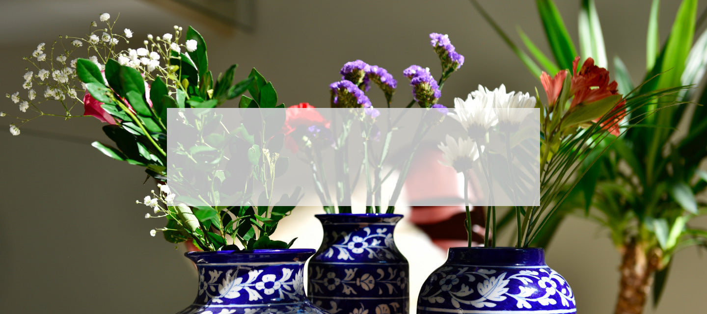 Collection de vases bleus peints à la main